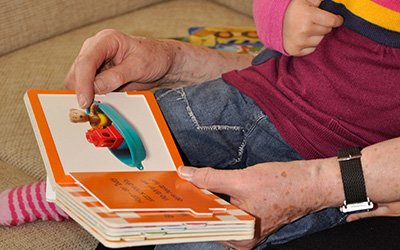 Vorlesen tut allen gut – Kindern wie Eltern oder Großeltern. 