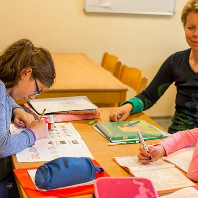 Hausaufgaben im katholischen Kinderhort Kaufbeuren